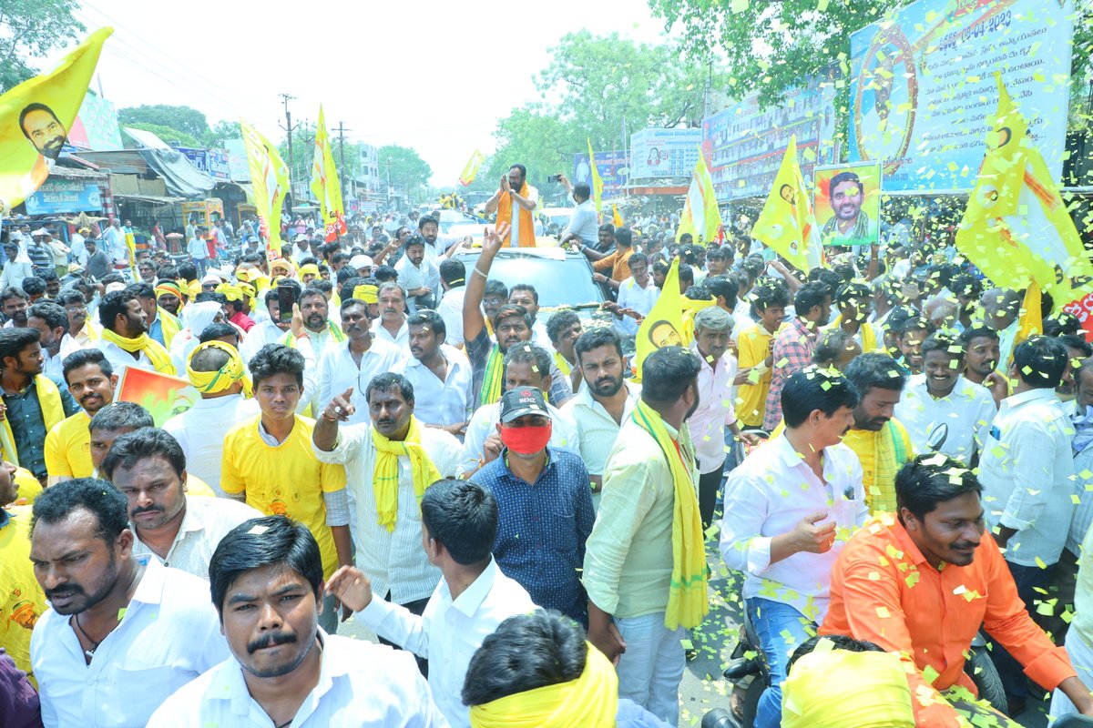 iam_Julakanti's tweet photo. నా జన్మదినం సందర్భంగా ప్రత్యక్షంగా మరియు సామాజిక మాధ్యమాల ద్వారా శుభాకాంక్షలు తెలియజేసిన తెలుగుదేశం పార్టీ జాతీయ పార్టీ అధ్యక్షులు నారా చంద్రబాబు నాయుడు గారికి,మా యువనయకులు నారా లోకేష్ గారికి, తెలుగుదేశం పార్టీ కుటుంబసభ్యులకు అందరికీ హృదయపూర్వక కృతజ్ఞతలు.

ఇంత పెద్ద సంఖ్యలో మీ ప్రేమాభిమానాలు ఆశీర్వాదాలు పొందటం నిజంగా నా అదృష్టం. 1/2