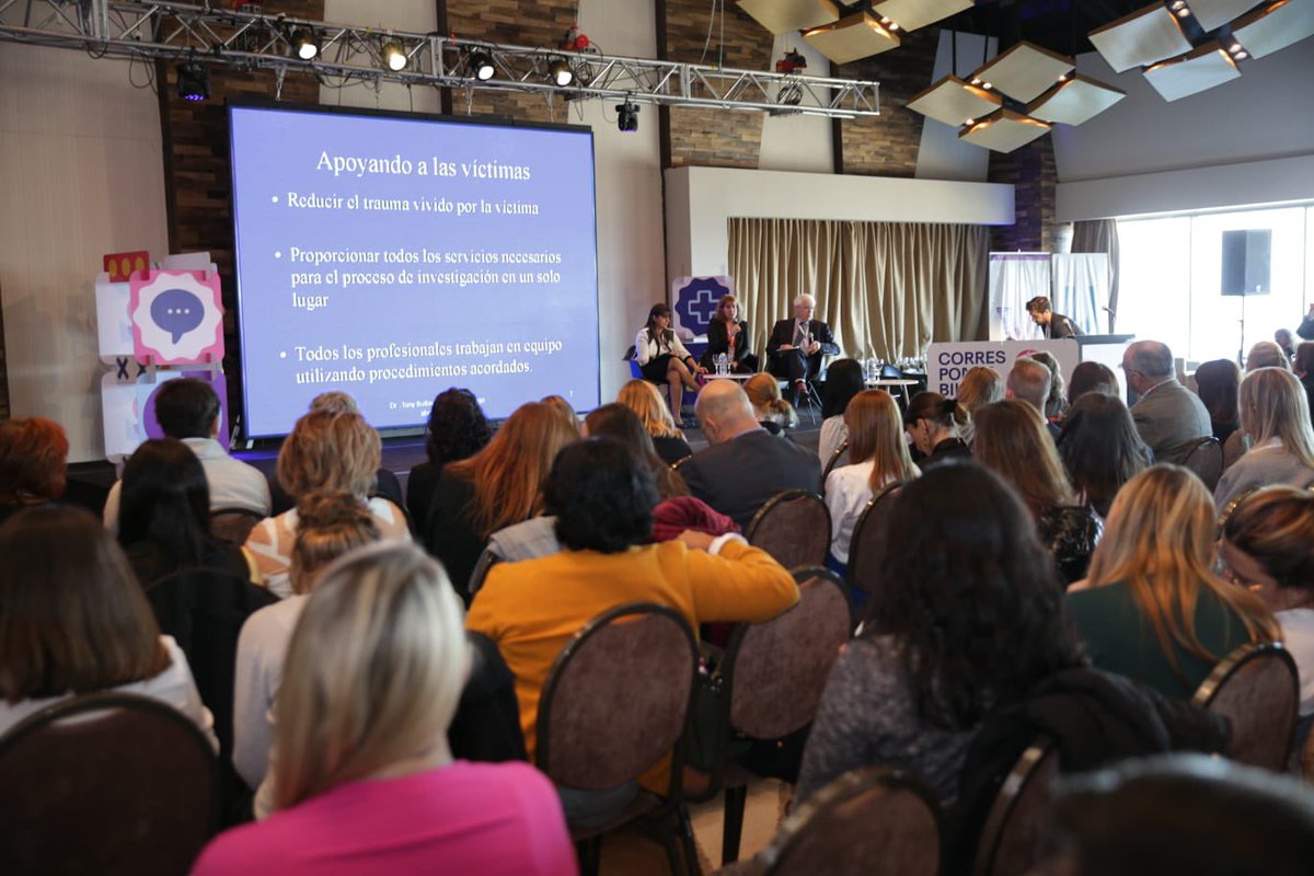La legislador María Victoria Vuoto junto a funcionarios de Gobierno, representantes de la Justicia fueguina y la diputada Carolina Yutrovic participan de la 2 jornada del Congreso
