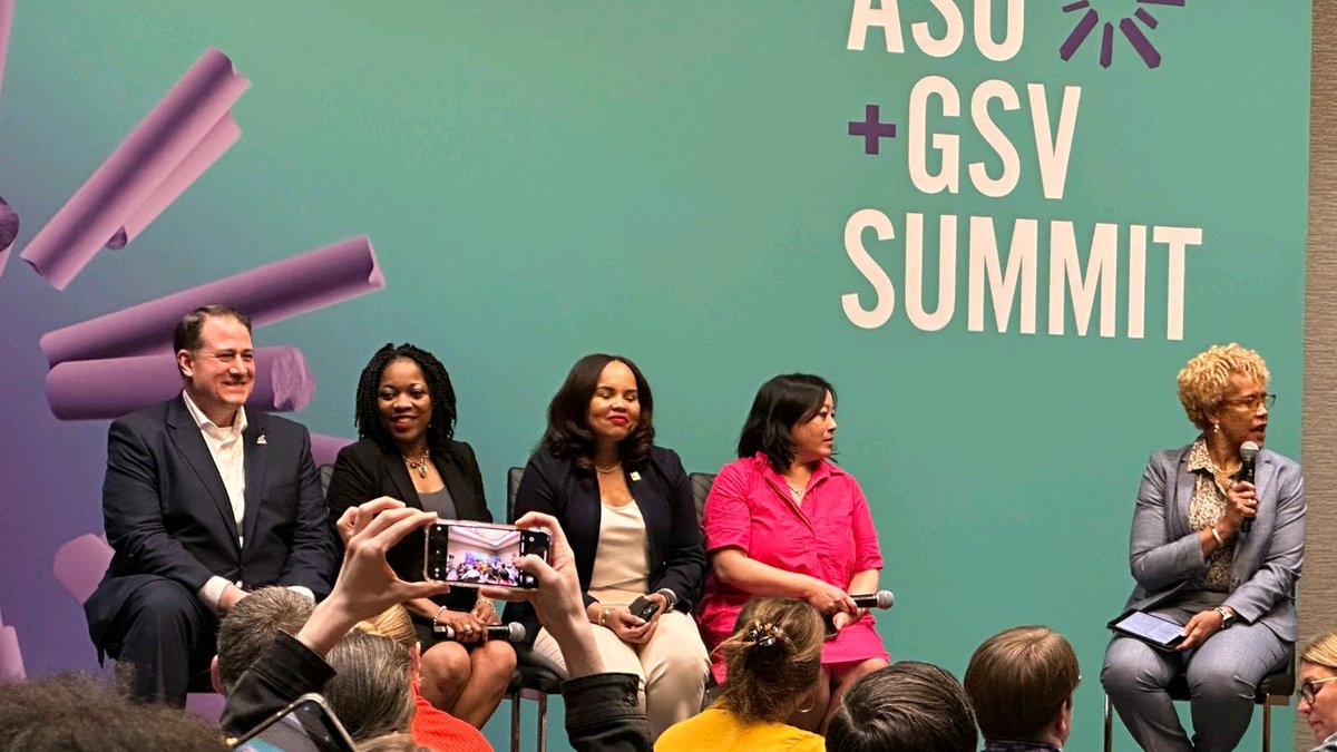 principallearns's tweet photo. Such an honor to represent @IamCPS and share the panel at @asugsvsummit on #edtech and K-12 - how educators can use digital tools to support student learning with these amazing leaders @htowyick @SuptJenkins @DCSuptGrant @ThomasTaylorEdD #asugsvsummit
#ChiefsforChange https://t.co/JRWkVoD8U3
