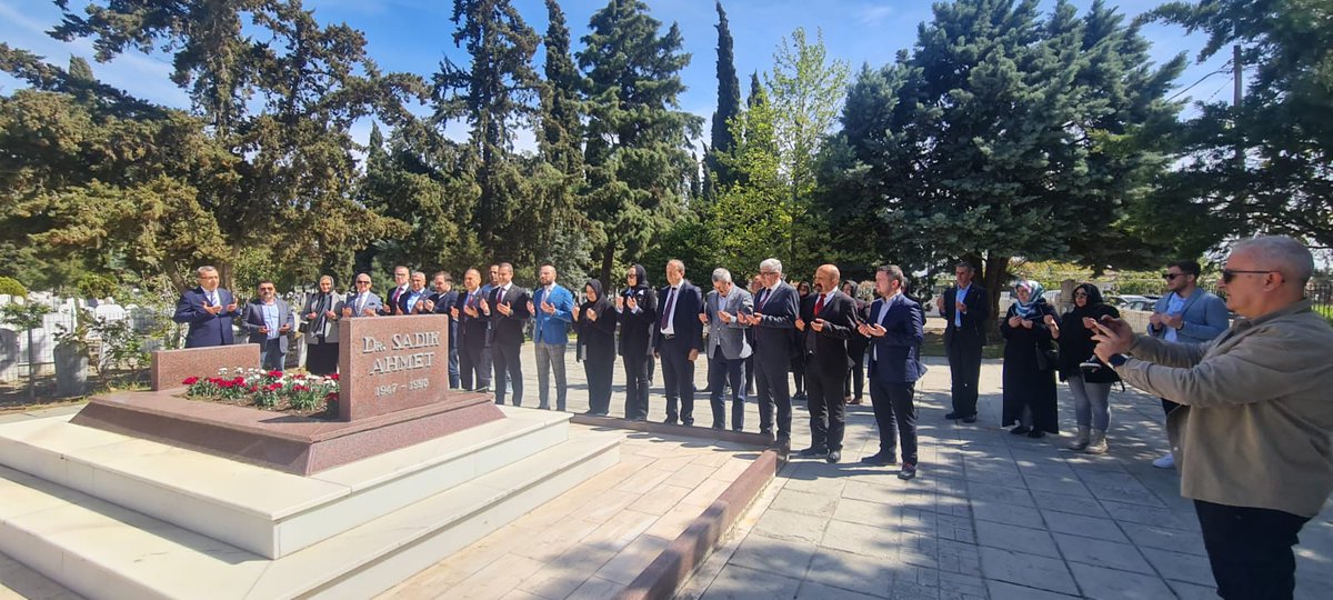 MericSelahattin's tweet photo. CHP Genel Başkan Yardımcısı Sn.Ahmet AKIN ve beraberindeki heyet ile Gümülcine ziyaretimizde Gümülcine müftüsü Sn.İbrahim Şerifi, Batı Trakya merhun lideri Dr. Sadık Ahmet'in kabrini, Dostluk Eşitlik Barış partisini,T.C. Gümülcine Baskonsolosluğunu ve STK'ları  ziyaret ettik. https://t.co/vX9u5N9NhT