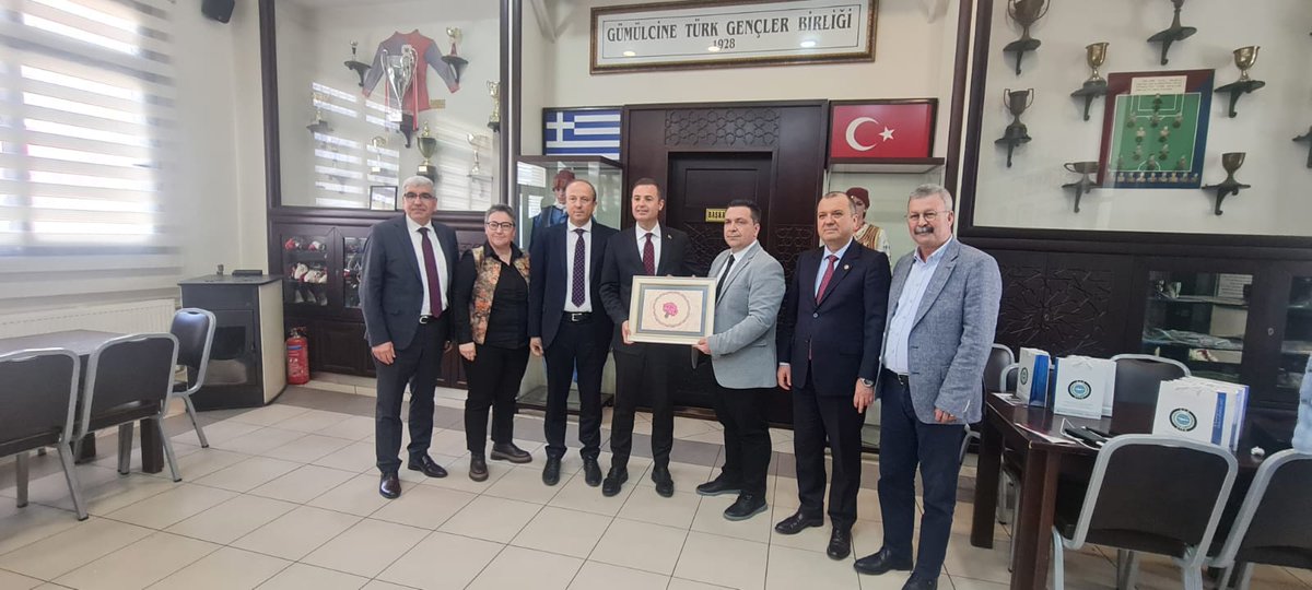 MericSelahattin's tweet photo. CHP Genel Başkan Yardımcısı Sn.Ahmet AKIN ve beraberindeki heyet ile Gümülcine ziyaretimizde Gümülcine müftüsü Sn.İbrahim Şerifi, Batı Trakya merhun lideri Dr. Sadık Ahmet'in kabrini, Dostluk Eşitlik Barış partisini,T.C. Gümülcine Baskonsolosluğunu ve STK'ları  ziyaret ettik. https://t.co/vX9u5N9NhT