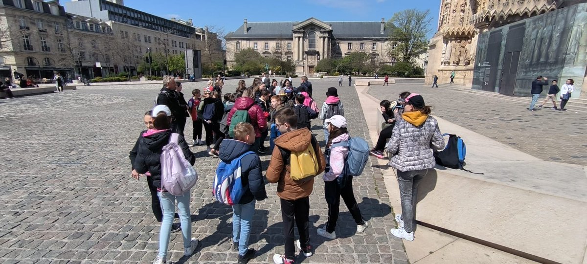 #vacancesapprenantes pour 40 collégiens. Après une première journée  activités pédagogiques autour des CPS, les élèves sont partis aujourd'hui à la découverte de la ville de Reims, de son patrimoine culturel et historique. Une belle journée sous le soleil.<a href="/DSDEN55/">DSDEN55</a>