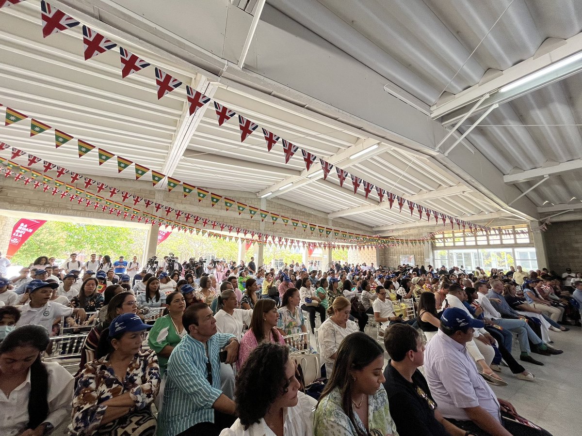 ManTrujillo's tweet photo. ¡En la Barranquilla #Baqana se habla inglés! Acompañamos al Alcalde @jaimepumarejo y @UKinColombia a la celebración del programa #SoyBilingüe donde TODOS los estudiantes de los colegios públicos de la ciudad aprenderán inglés como 2da lengua. ¡Felicidades @SecEducacionBAQ! 📚 https://t.co/7r1YmEVHRV