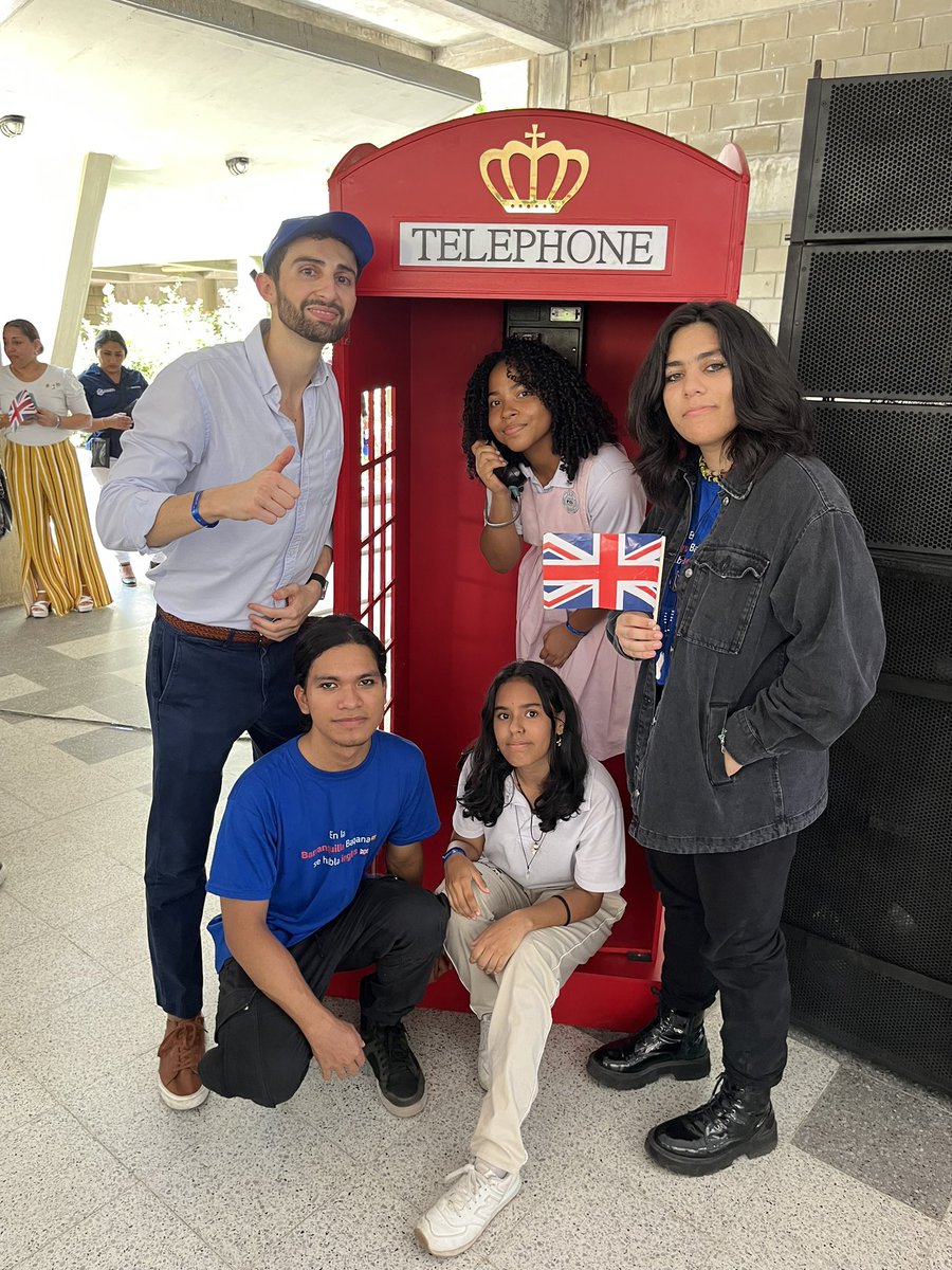 ManTrujillo's tweet photo. ¡En la Barranquilla #Baqana se habla inglés! Acompañamos al Alcalde @jaimepumarejo y @UKinColombia a la celebración del programa #SoyBilingüe donde TODOS los estudiantes de los colegios públicos de la ciudad aprenderán inglés como 2da lengua. ¡Felicidades @SecEducacionBAQ! 📚 https://t.co/7r1YmEVHRV