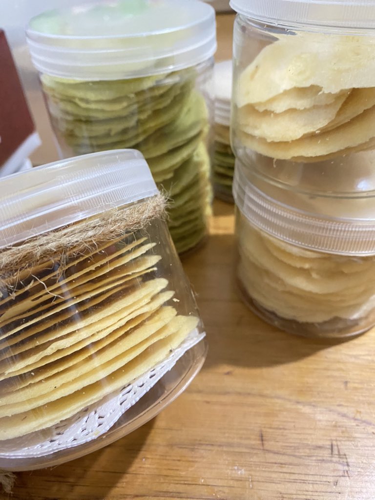 FFOODFESS's tweet photo. liat guys sender berhasil buat almond crispy 🤩 
karna adonan pertama berhasil, jd bikin lagi adonan kedua alhasil baru kelar di dapur jam segini dari jam 7 malam 😋
fess https://t.co/Rcsq3PjoE0