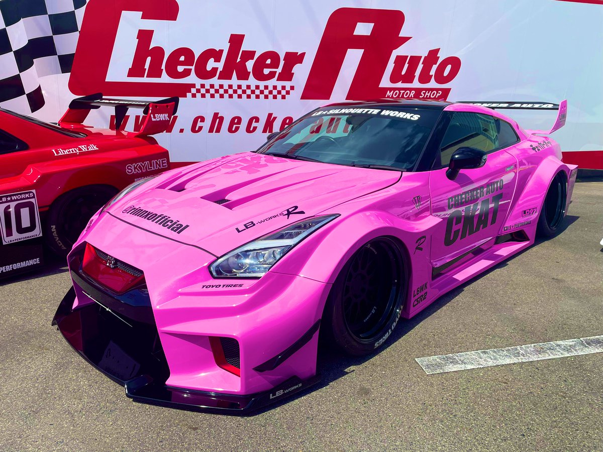 teru_blue7's tweet photo. #LBWALK さんで
#16BOOSTERZ の車両見学してたら岩谷翔吾のZに乗せてもらえて
人生2度目のZの運転席✨
R34までしか認めねえ精神だったけど、
やましょー🍑のおかげもあってピンクのR35にめちゃくちゃ魅力感じた(ちょろい)
僕の17クラウン見られてめっちゃ恥ずかしかった😂 https://t.co/3x0fwfxCej