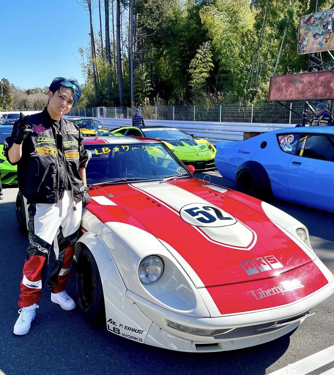 teru_blue7's tweet photo. #LBWALK さんで
#16BOOSTERZ の車両見学してたら岩谷翔吾のZに乗せてもらえて
人生2度目のZの運転席✨
R34までしか認めねえ精神だったけど、
やましょー🍑のおかげもあってピンクのR35にめちゃくちゃ魅力感じた(ちょろい)
僕の17クラウン見られてめっちゃ恥ずかしかった😂 https://t.co/3x0fwfxCej