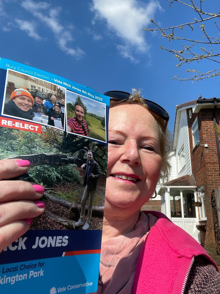 JonesNick_UK's tweet photo. ☀️ Blue skies in Pilkington Park today. It’s been a family delivery today of the latest update #ReportingBack https://t.co/tYNz2longr