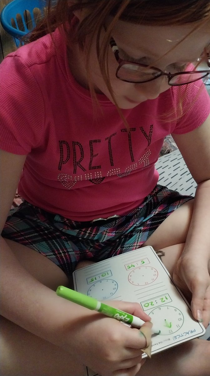 Selingqua16's tweet photo. One of the things I enjoy about homeschooling my daughter is tye opportunity to teach her life skills. Today we are practicing telling time. Yes we live in a digital age, but I want her to be able to know both ways #homeschoollife #mommylife #tellingtime #princessamy https://t.co/80i4bqEtv6