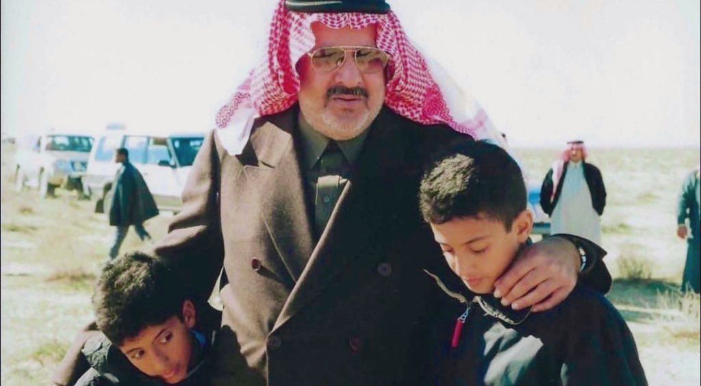 TalalSalatawi's tweet photo. رحِم الله سمُو الامير عبدالمجيد بن عبدالعزيز آل سعود اول أمير لمنطقة تبوك من الاسرة المالكة نقي السيرة والسريرة واسع الاطلاع ، ذاكرُ للأمجاد، مُلم بأحوال المجتمع، واضع لـِ اللبنة الاساسية لتطور ونهضة منطقة تبوك.
نذكره اليوم ونحن على اعتاب نهاية الشهر الكريم لندعوا له بالرحمة والمغفرة ولـ يُعين الله خَلفه ويُسدده. رحِم الله الرجُل 
#رجال_ومواقف