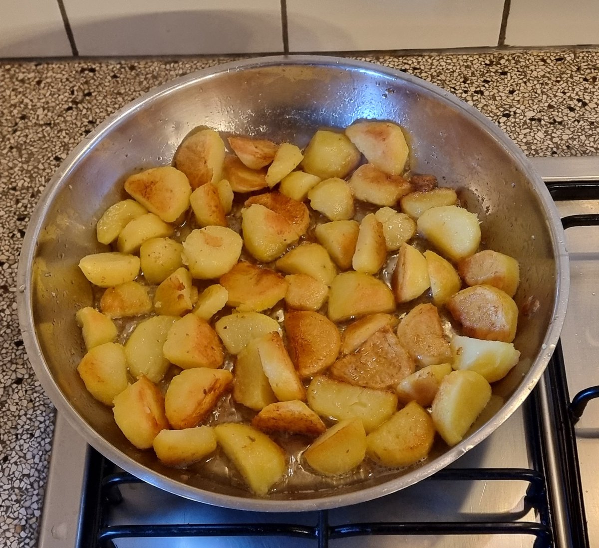 Dokajunk's tweet photo. Je kan best net gekookte nog warme aardappelen bakken, je moet er alleen van af blijven als je ze in de pan gooit.
#kooktip https://t.co/0zgd0YKbiz