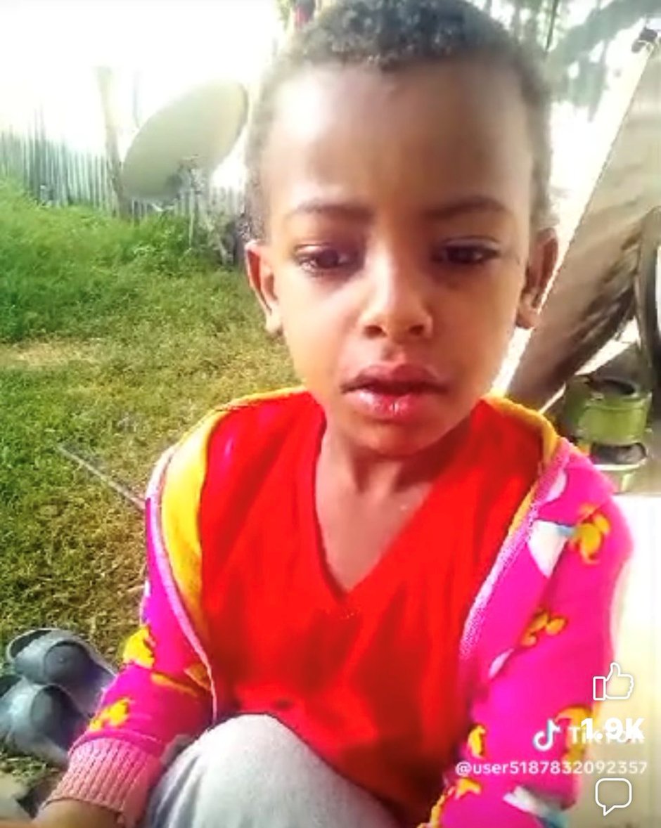 AbrarSuleiman's tweet photo. ከመሱድ ጀርባ ምናምን ለምትሉ፥

ሀ) ከወራት በፊት መሱድ ከምጡቅ አእምሮው እነዚያን አስደማሚ ንግግሮች ሲናገር ለምን ከጀርባው ሌሎች አሉ አላላችሁም?
ለ) 100ሺ ቤተሰብ በአውላላው ስታፈናቅል ልጆቻቸው የወላጆቻቸውን እምባ ማየታቸው ለምን ገረመህ? https://t.co/30M7TcPhSN