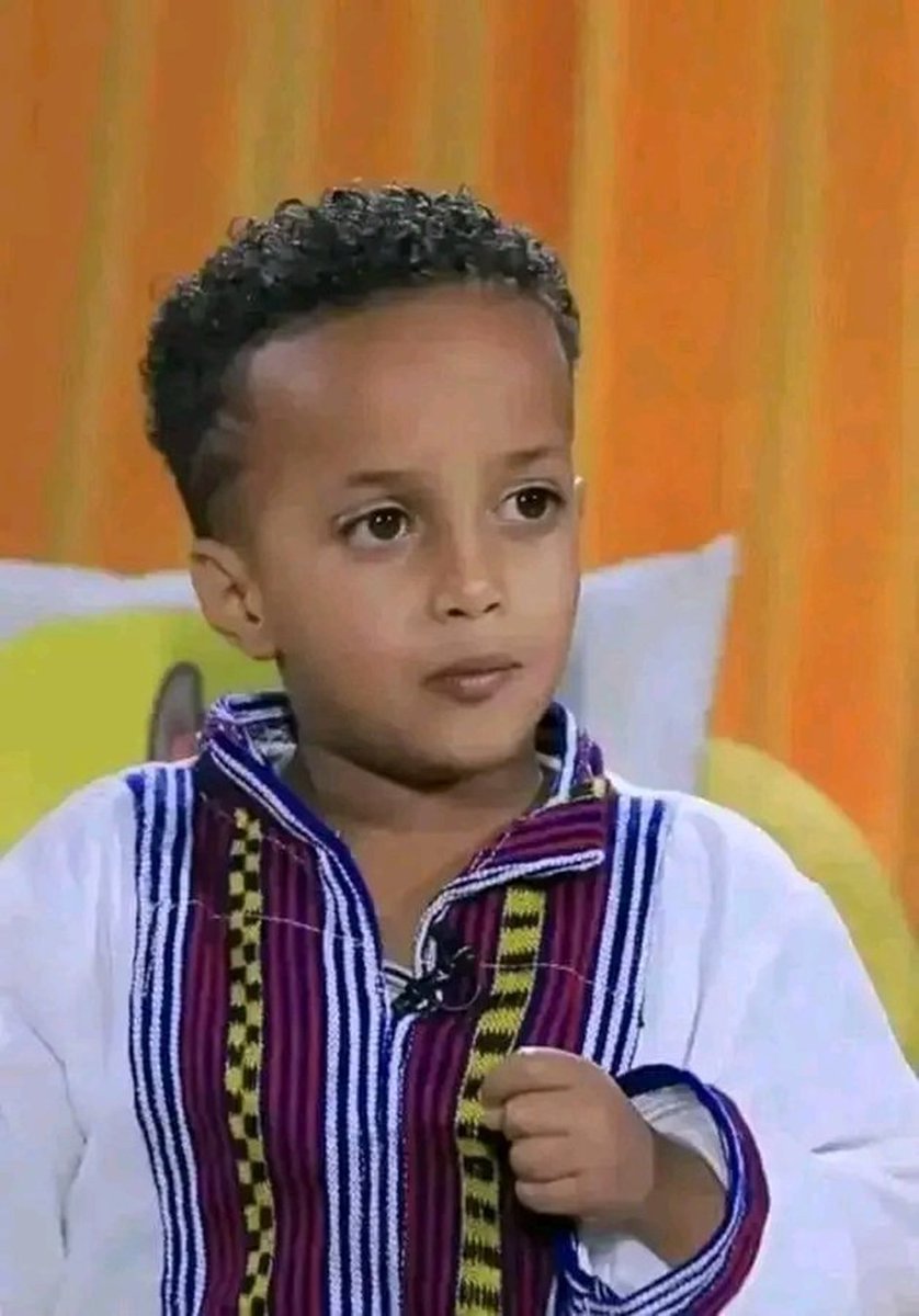 AbrarSuleiman's tweet photo. ከመሱድ ጀርባ ምናምን ለምትሉ፥

ሀ) ከወራት በፊት መሱድ ከምጡቅ አእምሮው እነዚያን አስደማሚ ንግግሮች ሲናገር ለምን ከጀርባው ሌሎች አሉ አላላችሁም?
ለ) 100ሺ ቤተሰብ በአውላላው ስታፈናቅል ልጆቻቸው የወላጆቻቸውን እምባ ማየታቸው ለምን ገረመህ? https://t.co/30M7TcPhSN