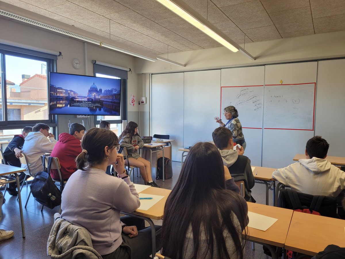 Aquests dies l'alumnat de 2n d'ESO està vibrant amb l'Elisa de Diego i el projecte d'"El rap a l'aula", una oportunitat per expressar tot allò que porten dins a través de l'art. Dilluns els podrem veure actuar! <a href="/INS_Pla_Marcell/">Institut Pla Marcell</a> #lletresiarts23