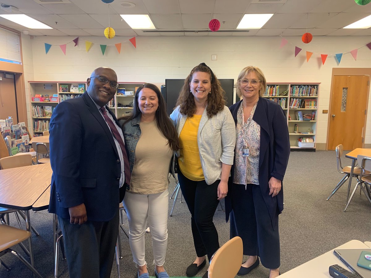 IAEMCPS's tweet photo. Great PD at Sequoyah Elementary! Enjoyed co-presenting with Norka Padilla, Instructional Specialist!  #Proficiency Standards #Student Discourse Moves #Understanding Newcomers! https://t.co/mHgSEJSmIP