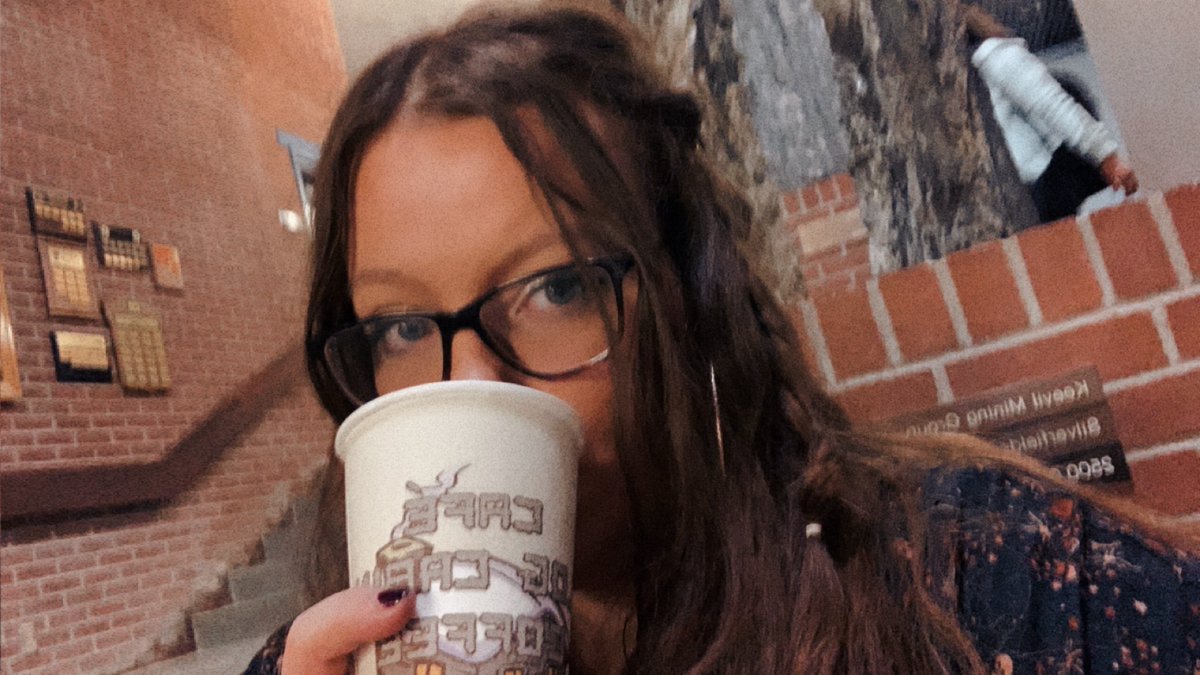 mediocregirlxx's tweet photo. Big wolf on campus. Just kidding, but why not come for taco Tuesday at the college while I fill out my own applications? #gamergirl #collegehereicome #tomyfutureself #ontario #canada #northerncollege https://t.co/lx6IxWdtIc