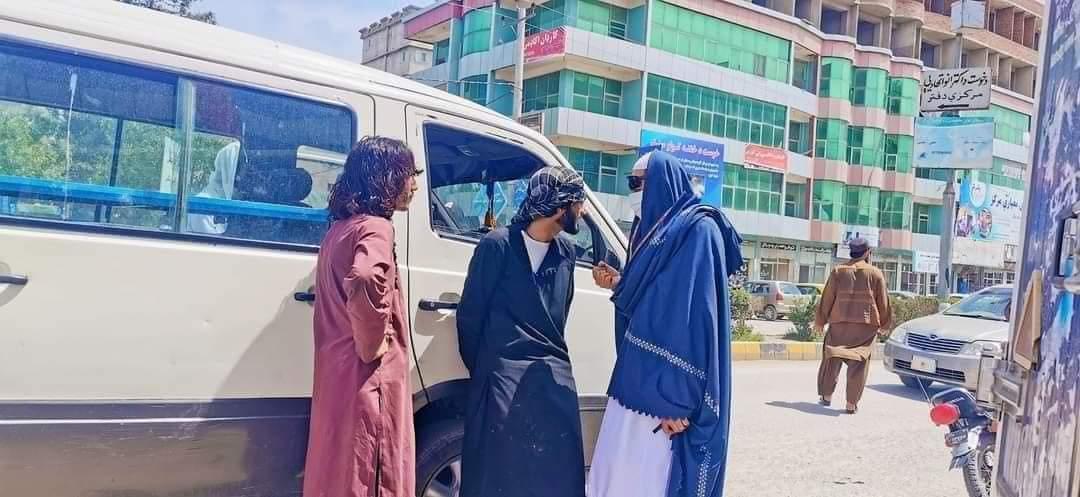 haidari5555's tweet photo. اسلام پالنه وطن پالنه  ولس پالنه.
په دې عکسونو کې د شنه څادر کس د خوست ولایت امتیه قوماندان دی.
نوموړی په دې  لباس کې راوتلی له  بېلابېلو ځایونو او چېک پاینټونو څخه یې ناڅاپي لیده کته کړې ده https://t.co/kkVV0YXXRb