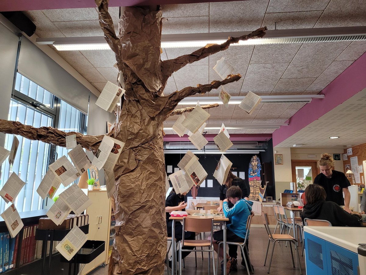 L'alumnat de 1r d'ESO, a Projectes artístics, ens ha sorprès amb aquesta meravella, que ha convertit la biblioteca en un indret màgic. Gràcies i enhorabona! I s'ensumen més sorpreses (work in progress)... <a href="/INS_Pla_Marcell/">Institut Pla Marcell</a> #lletresiarts23