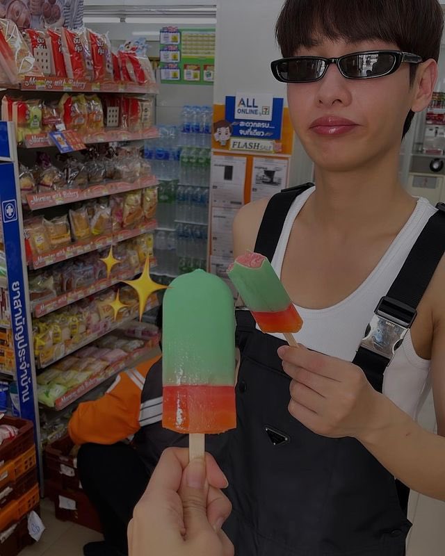 offgun_family's tweet photo. เดือนนี้อ่ะเขาเรียกว่าหน้าร้อน แต่ถ้าเธออ้อนเขาเรียกว่าน่ารัก🌤️💐
@AtthaphanP 

📸 : https://t.co/763BjMwZKR

#กันอรรถพันธ์ #GunAtthaphan https://t.co/ugNZCJiVhU