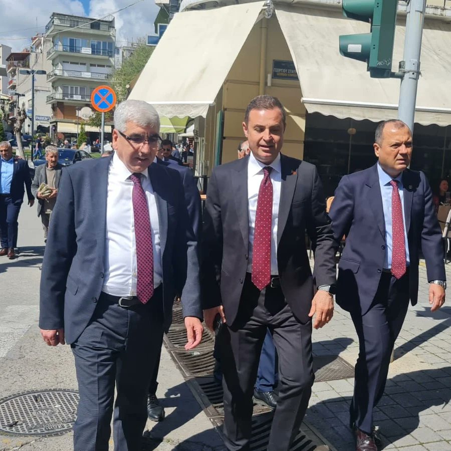 Chp Genel Başkan Yardımcısı Sn. Ahmet AKIN  beraberindeki heyet ile İskeçe ziyaretimizde merhum İskeçe Müftüsü Ahmet METE'nin kabrini, yeni seçilen İskeçe müftüsü Sn. Mustafa TRAMPA'yı ve İskeçe Türk Birliğini ziyaret ettik ve soydaşlarımız ile bir araya geldik.