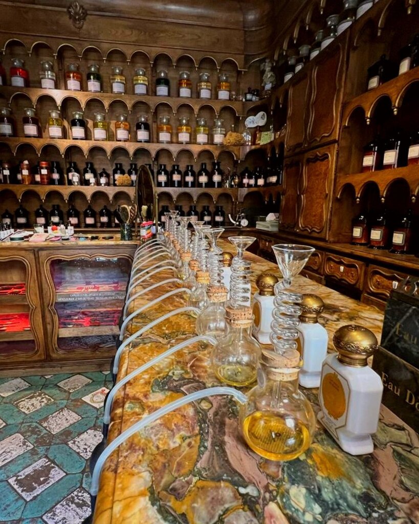 Hotel_LouisII's tweet photo. 🇫🇷
La boutique coup de cœur de l'hôtel Louis II ? 🤍

Une perle rare à seulement quelques pas de l'hôtel, la boutique l'Officine Universelle Buly !
Ici vous découvrirez des produits élégants aux parfums enivrants dans un décor chargé d'histoire ✨
​​______
🇬🇧
The favorite bout… https://t.co/FgSjUGEYAf