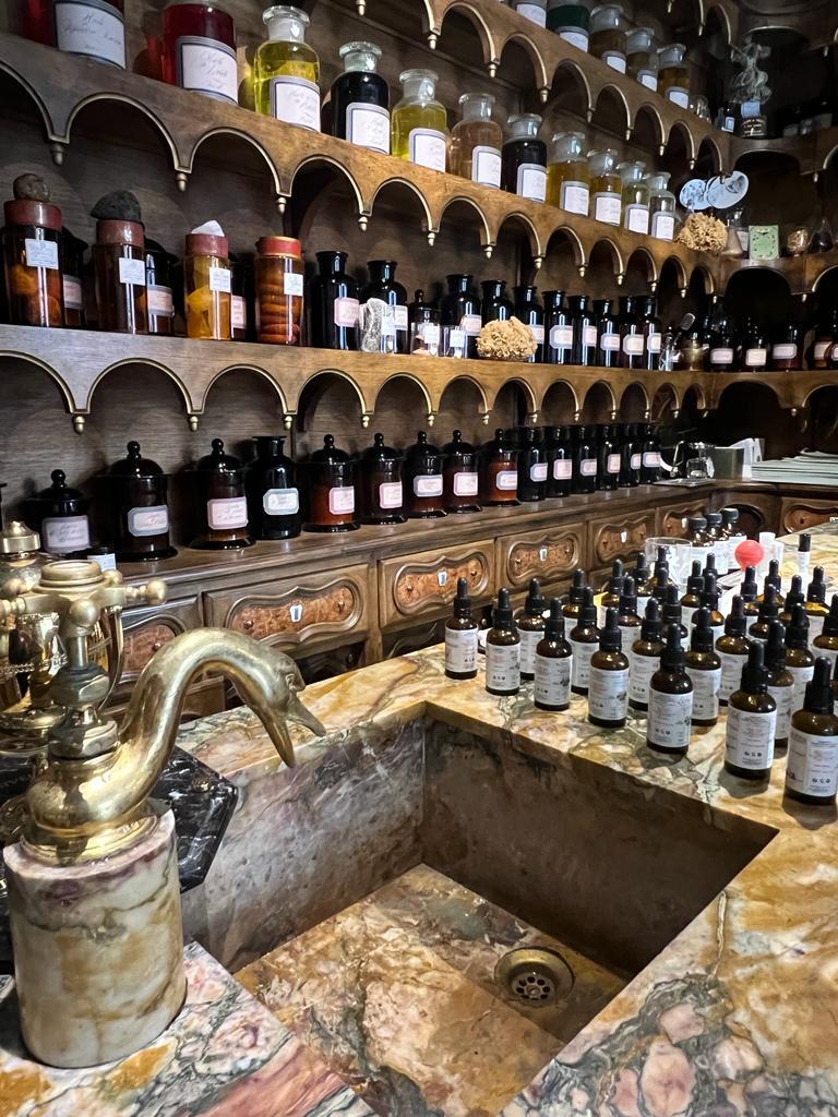 Hotel_LouisII's tweet photo. 🇫🇷
La boutique coup de cœur de l'hôtel Louis II ? 🤍

Une perle rare à seulement quelques pas de l'hôtel, la boutique l'Officine Universelle Buly !
Ici vous découvrirez des produits élégants aux parfums enivrants dans un décor chargé d'histoire ✨
​​______
🇬🇧
The favorite bout… https://t.co/EDgEmLyqGF