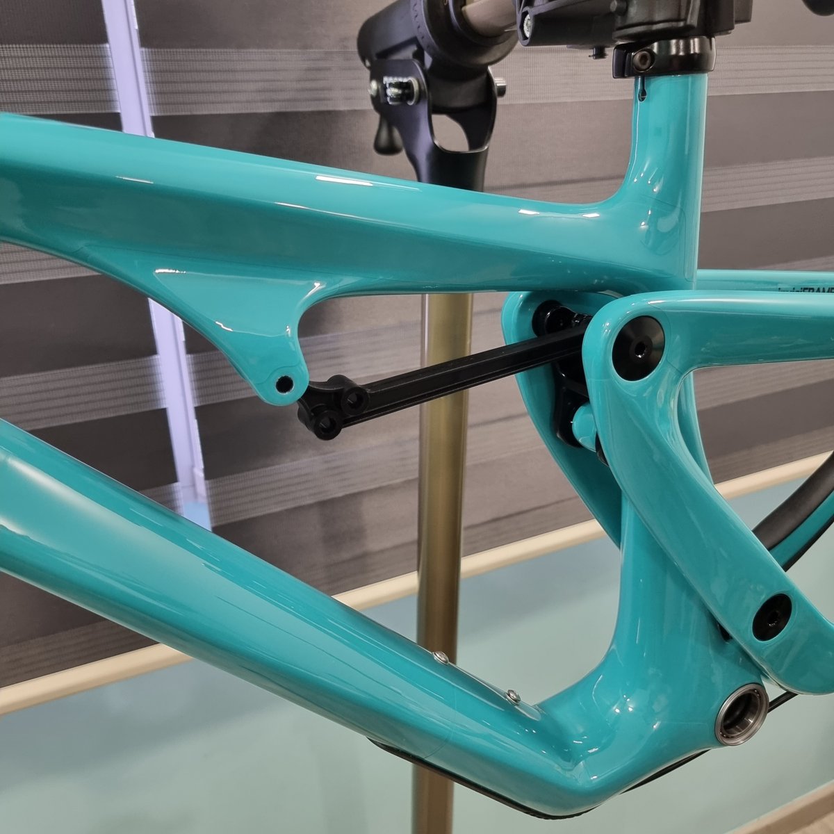 invisiFRAME's tweet photo. Re-wrapped with invisiFRAME ✅
-
A gorgeous @YetiCycles got its old protection removed and a fresh invisiFRAME wrapped by the Sticko team
-
Maximum Coverage, Maximum Protection
-
#invisiFRAME #PPF #YouRideItWeProtectIt #AlwaysUseProtection #BikeShop #BikeProtection #Yeti #SB115 https://t.co/vqy4QlhDjz