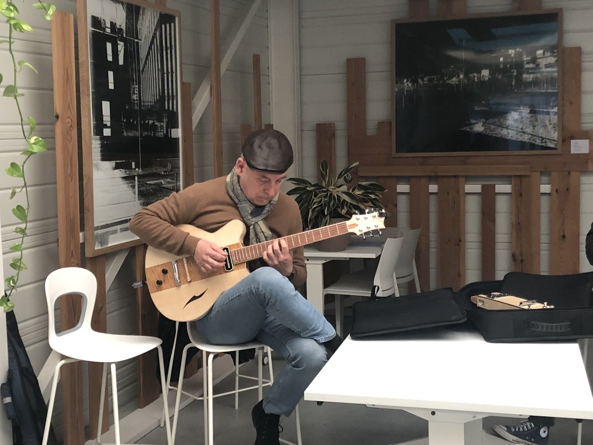 GuitareCreation's tweet photo. Bravo aux lauréats de la #boursedesmetiersdart 🤩!

Merci à @creatlantique et @actionjazz pour Osiris orientée 2 jazz 🎸, #guitareosiris qui sera prêtée à tous les guitaristes !
https://t.co/fVlfEkLRW3 https://t.co/NLfqmA36BW