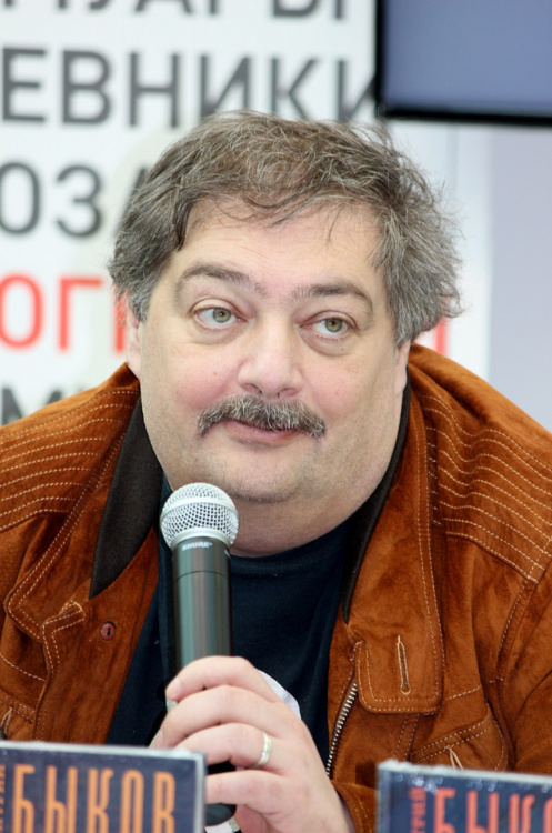 URochesterBooks's tweet photo. Today at 5p in Hawkins-Carlson, a talk will be given by famous Putin critic #DmitryBykov! One of Russia’s best-known public intellectuals, he was targeted by a secret Russian "poison squad" due to his satirical, anti-Putin poems and political commentaries.
https://t.co/m2QROJTnKl https://t.co/8x0Ii3PGry