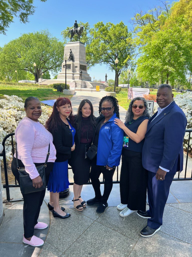 Happening now >> UDW members with <a href="/DMooreUDW/">Doug Moore</a> &amp; <a href="/johanna_hester/">Johanna Hester</a> are headed to the White House to meet with President Biden <a href="/POTUS/">President Donald J. Trump</a> #CareWorkersCantWait