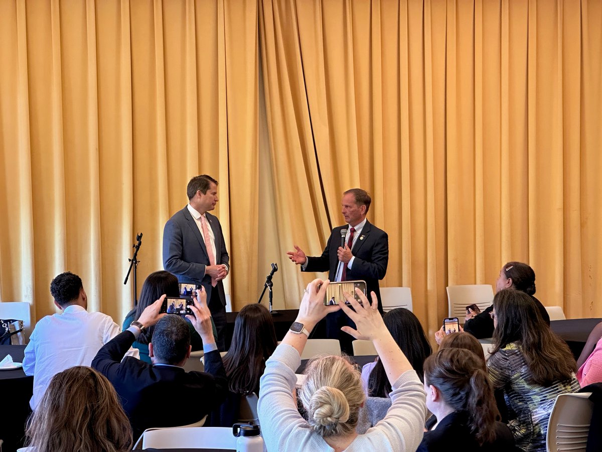 RepChrisStewart's tweet photo. One thing is for sure: mental health is not a partisan issue in Washington.

It was great to stand alongside my friend from across the aisle, @RepMoulton, and discuss our work to fight America's mental health crisis.

We're making progress, but the fight is far from over! https://t.co/HqZ7r5wVsv