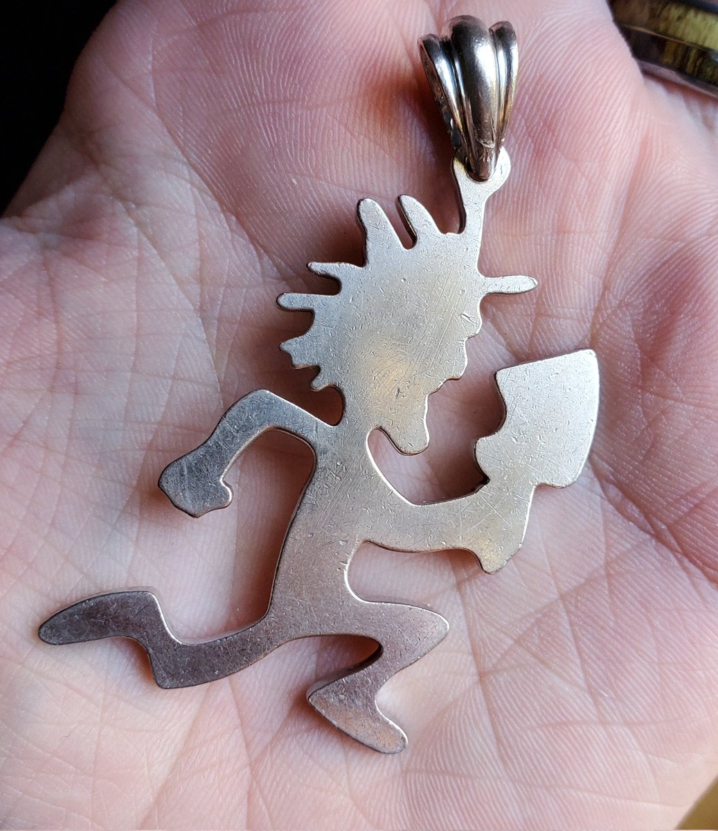 JayFamilyGamin1's tweet image. Long shot, but trying here before posting in a reddit group. I have a rare 2008 authentic hatchetman charm to sell. Also have 2 jerseys 3xl in size authentic as well. Not great in condition but it's 15 years old lol #Juggalo #juggalette 
$275 shipped