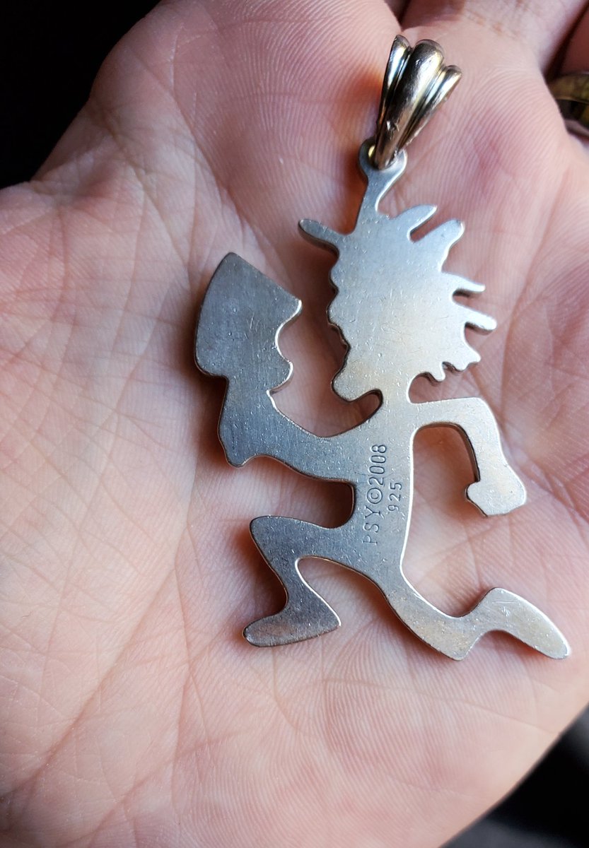 JayFamilyGamin1's tweet image. Long shot, but trying here before posting in a reddit group. I have a rare 2008 authentic hatchetman charm to sell. Also have 2 jerseys 3xl in size authentic as well. Not great in condition but it's 15 years old lol #Juggalo #juggalette 
$275 shipped