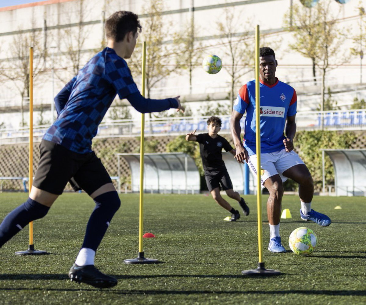 TacTacATF's tweet photo. Entrenamientos basados en realidades de partido. Impulsa tus cualidades físcias y técnicas @TacTacATF 

No dudes en contactarnos. #academiadefutbol #futbol #aprendizaje https://t.co/abVtYGJKb3