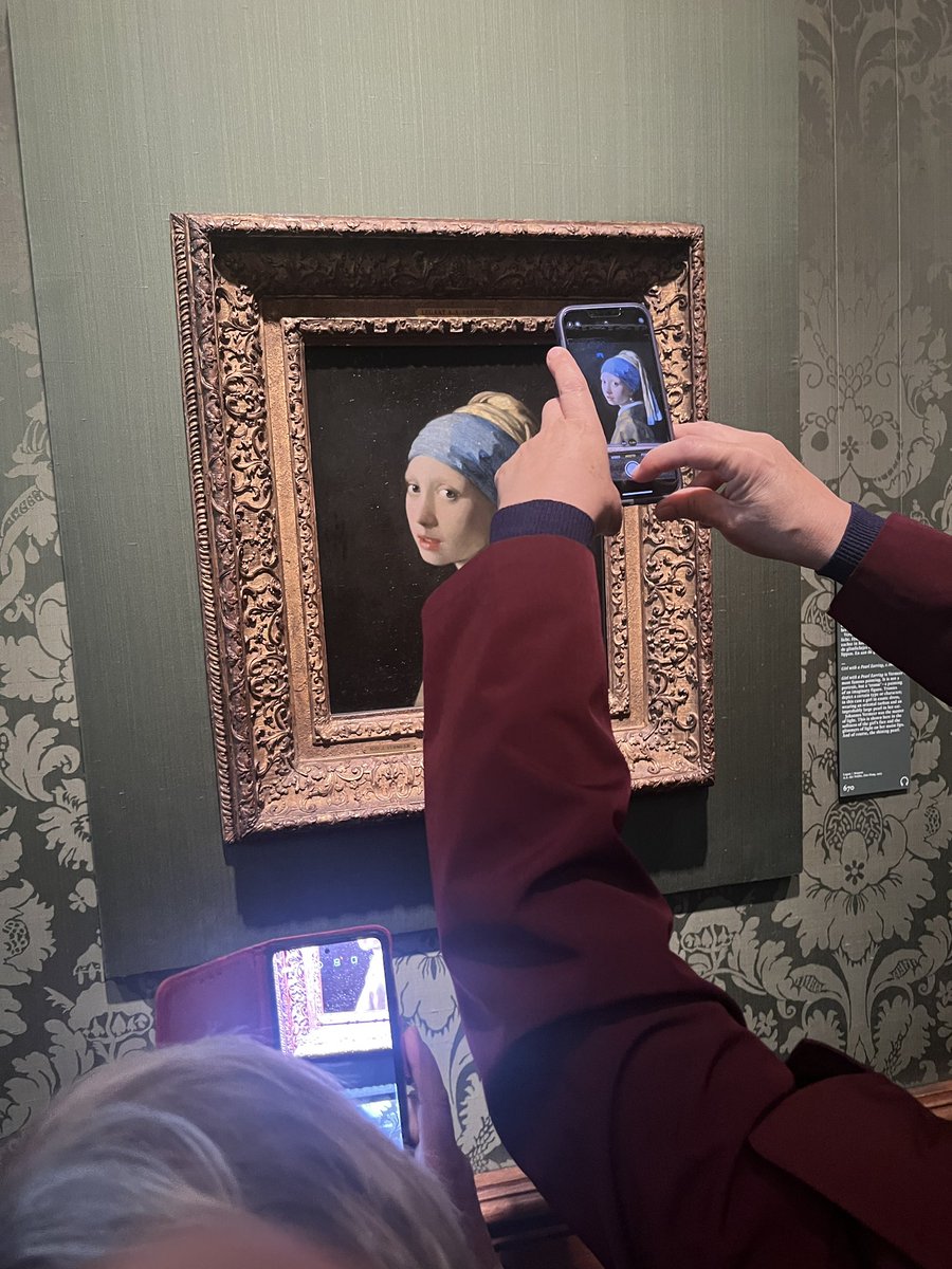 Who installed it better? The <a href="/mauritshuis/">Mauritshuis</a> vs <a href="/rijksmuseum/">Rijksmuseum</a> Girl with a Pearl edition. She’s back in Den Haag to the delight of many rude American boomers. 🇺🇸 #vermeer