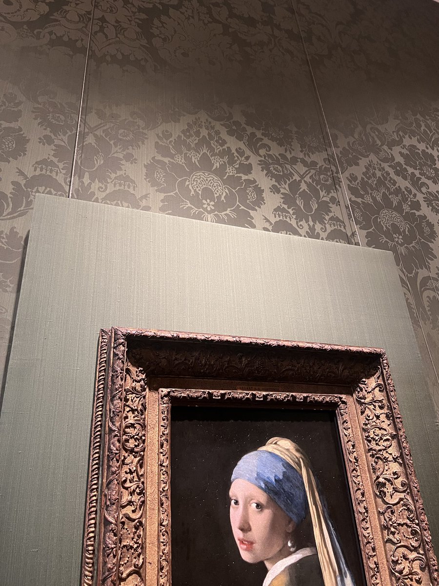 kmpmurphy's tweet photo. Who installed it better? The @mauritshuis vs @rijksmuseum Girl with a Pearl edition. She’s back in Den Haag to the delight of many rude American boomers. 🇺🇸 #vermeer https://t.co/HauROrGkX9