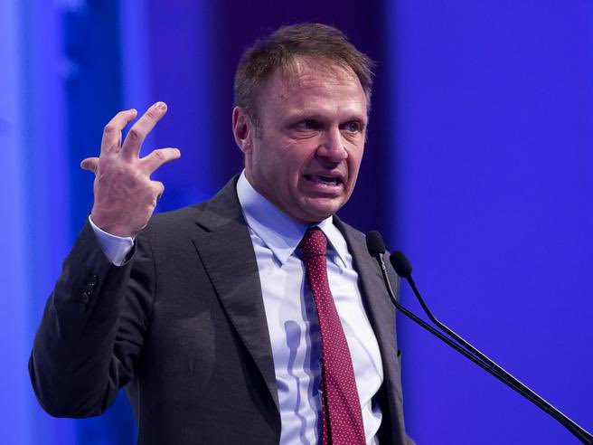 La teoria della “sostituzione etnica” coniuga visione paranoide e complottismo ed è stata fonte di ispirazione per diversi stragisti di estrema destra.
È inaccettabile che #Lollobrigida, un Ministro della Repubblica, citi una pericolosa teoria cospirazionista demografica.