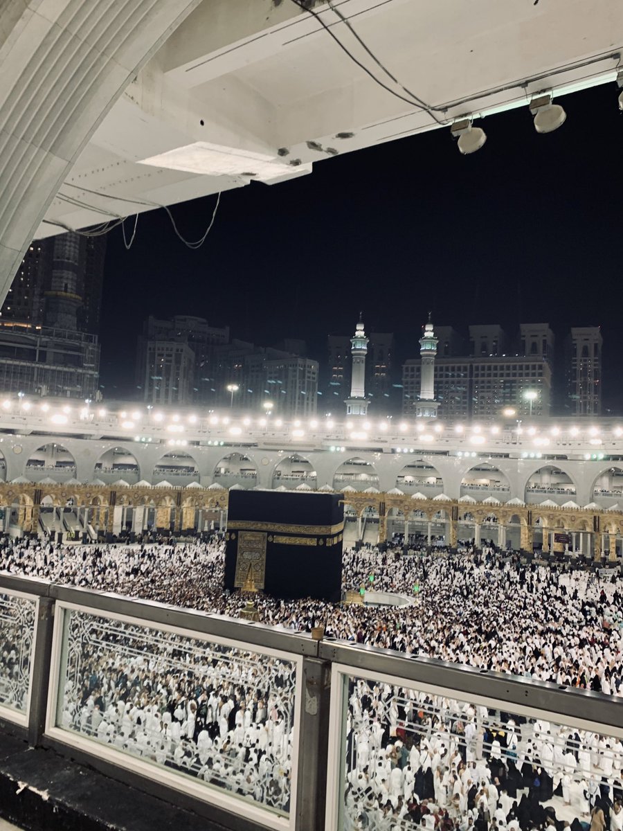 طّاب الفؤادُ و قَرّتّ العينانِ و إرتوى القلبُ🤍
لبيك اللهُم عُمرة تعيد شتات أروَاحنا 🤎