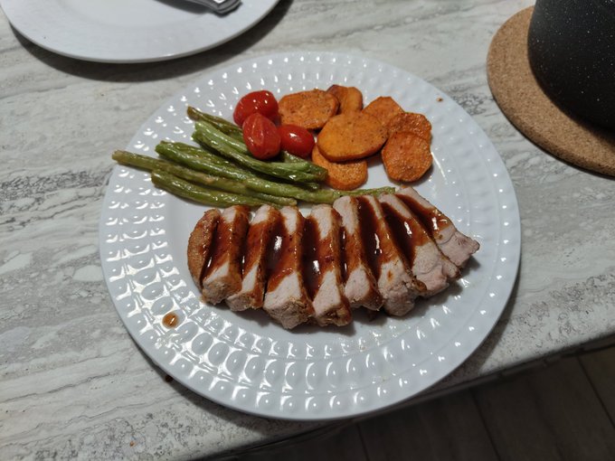 Trying to learn to cook :3  My friend cooked the meat while I did the veggies ^^ https://t.co/ej8DAL<a href="/tag/animenorth2023"class="tags"><span>#animenorth2023</span></a>