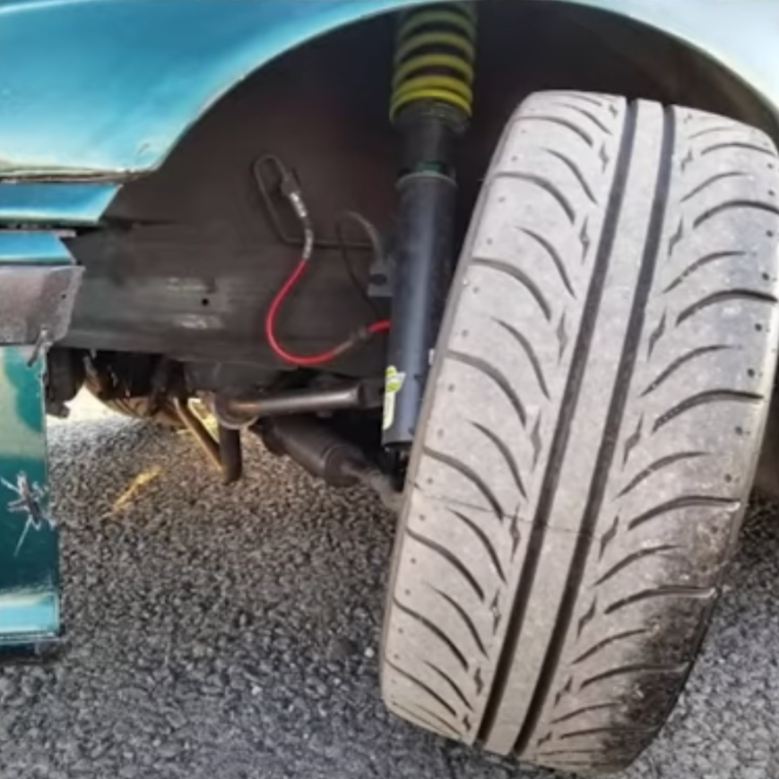 free__drift's tweet photo. Pour une voiture de drift street, les roues doivent être dans les ailes pour passer le contrôle technique. Mais n'oubliez pas d'ajouter un peu plus de carrossage que la normale pour un contrôle optimal lors des virages à haute vitesse! 🚘💨
#dayli #drift #freedrift https://t.co/p6HEIeR9ve