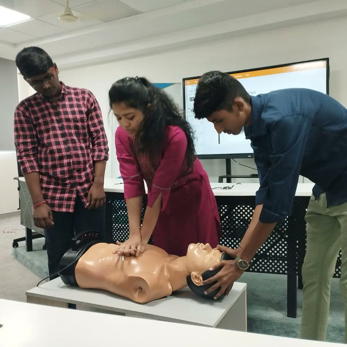 YuvakaSangha's tweet image. "ಯುವಚೇತನ" ವ್ಯಕ್ತಿತ್ವ ವಿಕಸನ ಶಿಬಿರದಲ್ಲಿ ಇಂದು BLS ತರಬೇತಿ, ಶೈಕ್ಷಣಿಕ ಸುಧಾರಣೆ ಮತ್ತು ಮತ್ತು ಅದರಿಂದ ದೊರೆಯುವ ಅವಕಾಶಗಳ ಕುರಿತು ಮಕ್ಕಳಿಗೆ ತಿಳಿಸಲಾಯಿತು.
#YuvaChetana #PersonalityDevelopmentProgram #PDP #YuvakaSangha