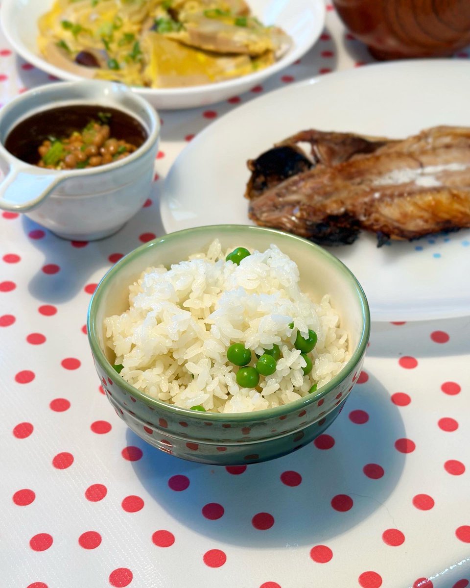 EllalalaHannah's tweet photo. 今年最初のグリーンピースごはん🍚💕
グリーンピースは一緒に炊くと色が悪くなるので、先に塩茹でしておき、冷ました煮汁でご飯を炊いて、炊けたらすぐに豆を投入し蒸らして完成🫛
大好きなゆめぴりかと高野豆腐の卵とじ😋
#ゆめぴりか
#thericefactory https://t.co/R9YfCgP5hO