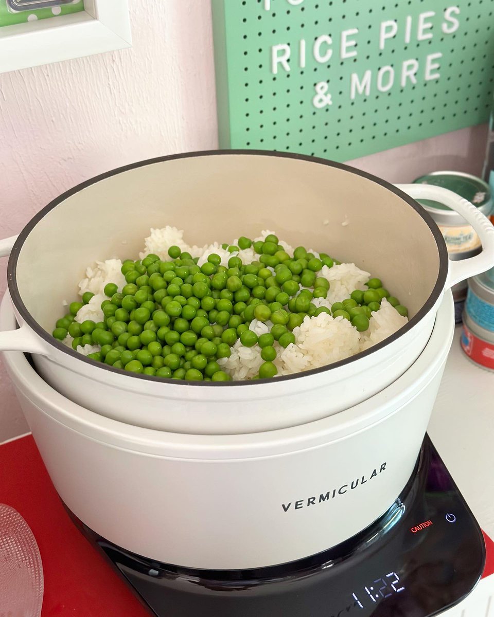 EllalalaHannah's tweet photo. 今年最初のグリーンピースごはん🍚💕
グリーンピースは一緒に炊くと色が悪くなるので、先に塩茹でしておき、冷ました煮汁でご飯を炊いて、炊けたらすぐに豆を投入し蒸らして完成🫛
大好きなゆめぴりかと高野豆腐の卵とじ😋
#ゆめぴりか
#thericefactory https://t.co/R9YfCgP5hO