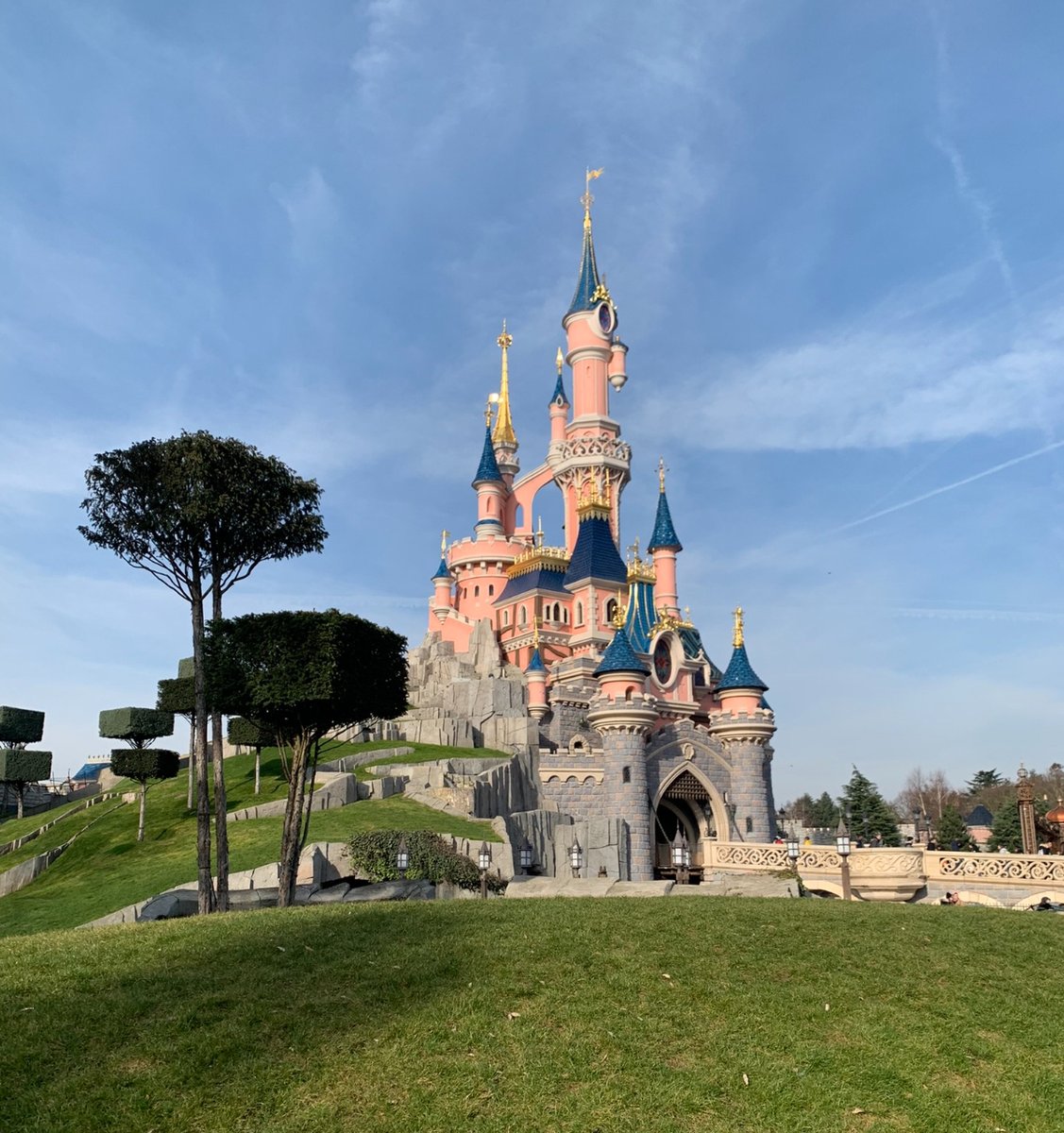 atrapalo's tweet photo. Hace unos días viajamos al país de los sueños y la magia ✨ para resolver todas las dudas de los que estáis pensando en ir a @DisneylandParis. Lee aquí nuestros tips para que los sueños no se conviertan en pesadilla. ✍️#Houdinis #Atrápalo #DisneylandParis https://t.co/CjaXgIrVV0 https://t.co/OfFt4y4dta