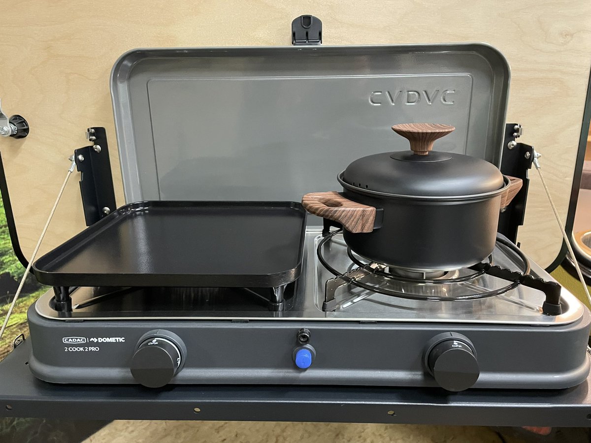 We hebben prachtige kooktoestellen 😍
Incl bak-én grillplaat.
Zo wordt koken op de camping een eitje 😅