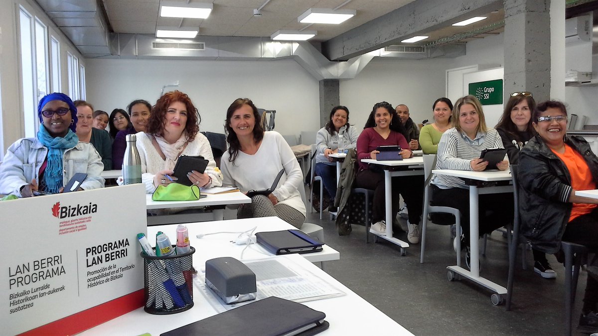 grupo_ssi's tweet photo. 📸 Alumnado de #Lanberri aprende habilidades básicas de digitalización.
Como navegar, buscar y evaluar información. También a comunicarse a través del correo electrónico y chats.
Con el apoyo de @BizkaiaSocial
#SEEK #Meatzaldea #Ezkerraldea #GrupoSSI #reskilling #upskilling https://t.co/FcfoUGwCXo