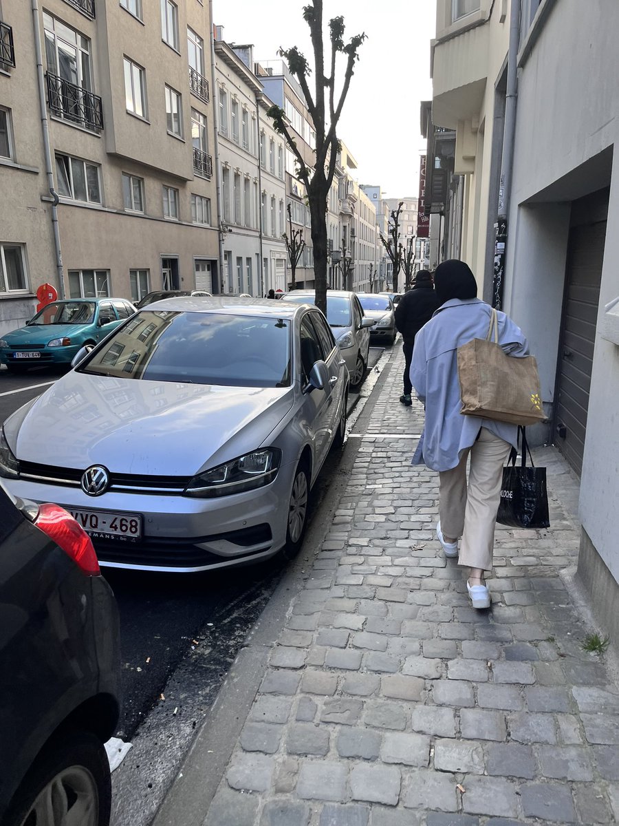 PGrabenberger's tweet image. I am furious. 😡😡😡 After repairing the whole street Ixelles did not decide to give us residents a few more cm of walking. We still have to squeeze caring home our groceries while cars take all the space. 🚙💨💨 Thanks for nothing @Ixelles_Elsene @doulkeridis!  @brusselshatesp1