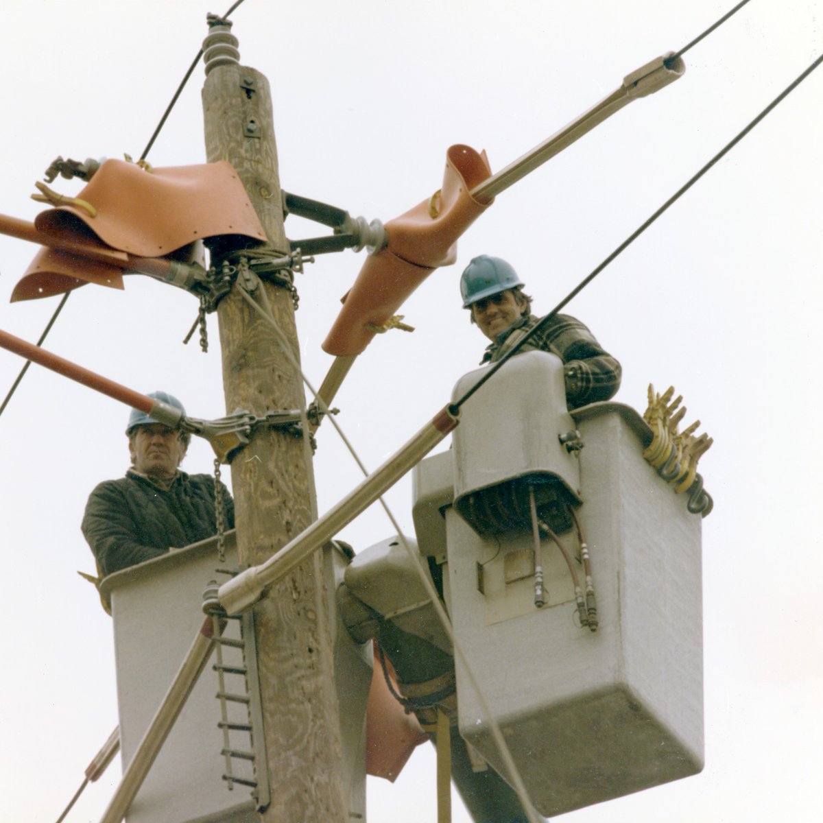 ConEdison's tweet image. Today for #LineworkerAppreciationDay we give a shoutout to the generations of lineworkers who&apos;ve kept the streets of NY powered for almost 200 years. #Powering200