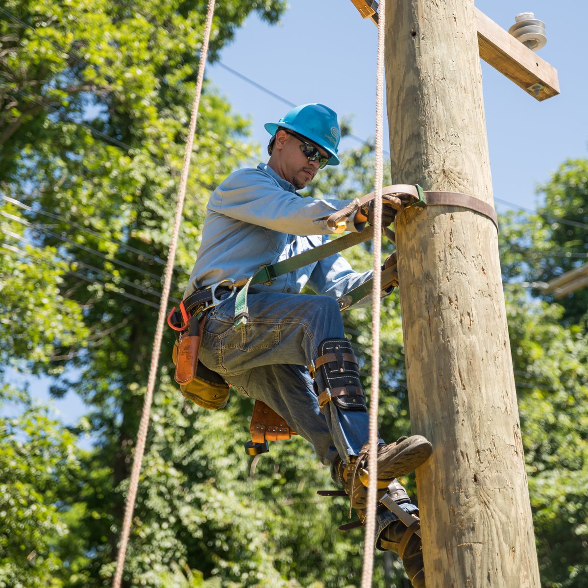 ConEdison's tweet image. Today for #LineworkerAppreciationDay we give a shoutout to the generations of lineworkers who&apos;ve kept the streets of NY powered for almost 200 years. #Powering200