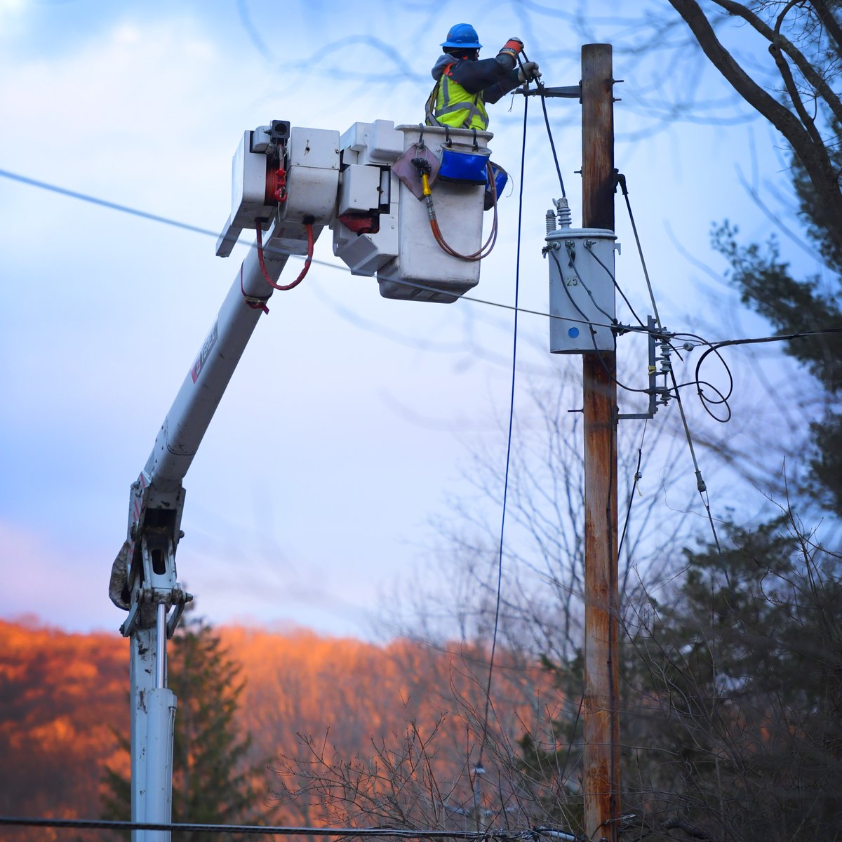 ConEdison's tweet image. Today for #LineworkerAppreciationDay we give a shoutout to the generations of lineworkers who&apos;ve kept the streets of NY powered for almost 200 years. #Powering200